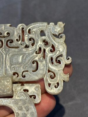 A Chinese nephrite jade 'bi' disc representing a Taotie mask, Han — 照片 10