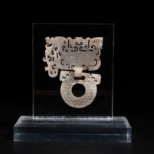 A Chinese nephrite jade 'bi' disc representing a Taotie mask, Han — 照片 2