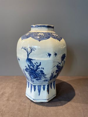 A Chinese octagonal blue and white 'birds and flowers' vase, Transitional period — foto 1