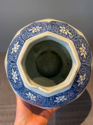 A Chinese octagonal blue and white 'birds and flowers' vase, Transitional period — foto 11