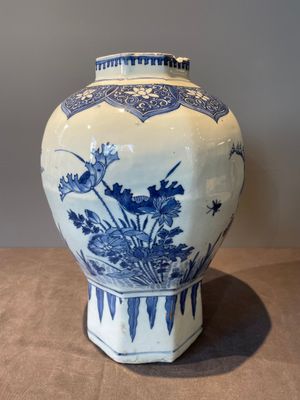 A Chinese octagonal blue and white 'birds and flowers' vase, Transitional period — foto 2