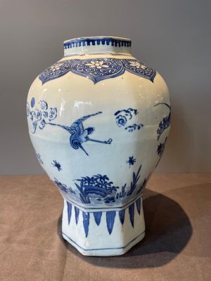 A Chinese octagonal blue and white 'birds and flowers' vase, Transitional period — foto 3