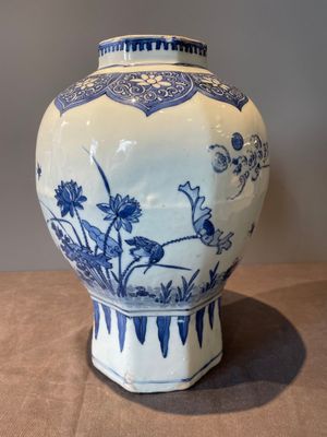 A Chinese octagonal blue and white 'birds and flowers' vase, Transitional period — foto 4