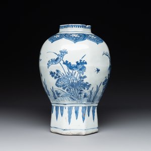 A Chinese octagonal blue and white 'birds and flowers' vase, Transitional period — foto 4