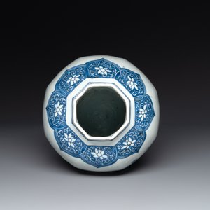 A Chinese octagonal blue and white 'birds and flowers' vase, Transitional period — foto 5