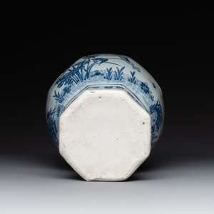 A Chinese octagonal blue and white 'birds and flowers' vase, Transitional period — foto 6