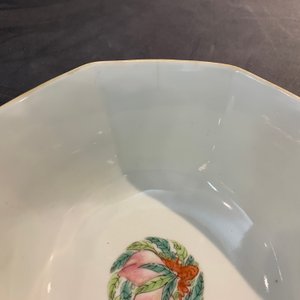 A Chinese octagonal famille rose bowl with figures in a landscape, Daoguang mark and of the period — 照片 8