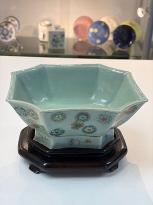 A Chinese octagonal famille rose celadon-ground 'Brocade Balls' offering bowl on a wooden stand, Daoguang mark, 19th C. — photo 1