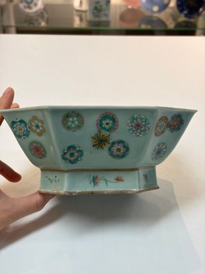 A Chinese octagonal famille rose celadon-ground 'Brocade Balls' offering bowl on a wooden stand, Daoguang mark, 19th C. — photo 2