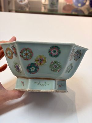 A Chinese octagonal famille rose celadon-ground 'Brocade Balls' offering bowl on a wooden stand, Daoguang mark, 19th C. — photo 3