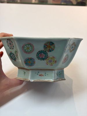 A Chinese octagonal famille rose celadon-ground 'Brocade Balls' offering bowl on a wooden stand, Daoguang mark, 19th C. — photo 5