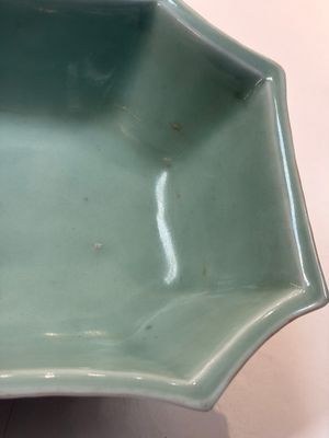 A Chinese octagonal famille rose celadon-ground 'Brocade Balls' offering bowl on a wooden stand, Daoguang mark, 19th C. — photo 7