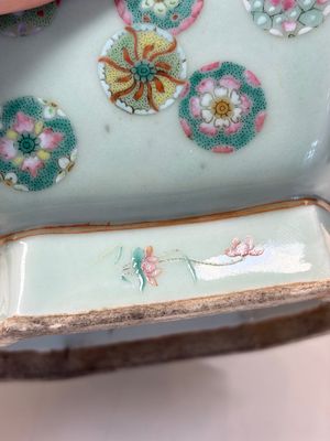 A Chinese octagonal famille rose celadon-ground 'Brocade Balls' offering bowl on a wooden stand, Daoguang mark, 19th C. — photo 8