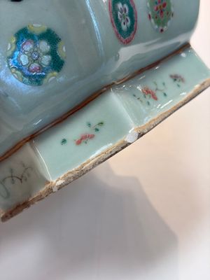 A Chinese octagonal famille rose celadon-ground 'Brocade Balls' offering bowl on a wooden stand, Daoguang mark, 19th C. — photo 10