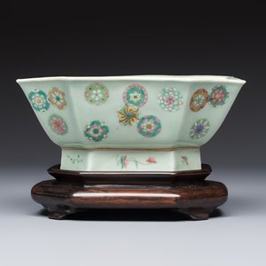 A Chinese octagonal famille rose celadon-ground 'Brocade Balls' offering bowl on a wooden stand, Daoguang mark, 19th C. — photo 1