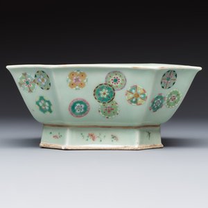 A Chinese octagonal famille rose celadon-ground 'Brocade Balls' offering bowl on a wooden stand, Daoguang mark, 19th C. — photo 2