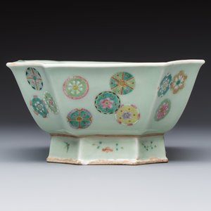 A Chinese octagonal famille rose celadon-ground 'Brocade Balls' offering bowl on a wooden stand, Daoguang mark, 19th C. — photo 3