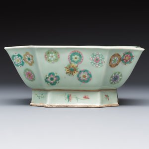 A Chinese octagonal famille rose celadon-ground 'Brocade Balls' offering bowl on a wooden stand, Daoguang mark, 19th C. — photo 4