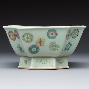 A Chinese octagonal famille rose celadon-ground 'Brocade Balls' offering bowl on a wooden stand, Daoguang mark, 19th C. — photo 5