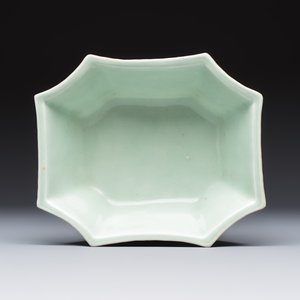 A Chinese octagonal famille rose celadon-ground 'Brocade Balls' offering bowl on a wooden stand, Daoguang mark, 19th C. — photo 6