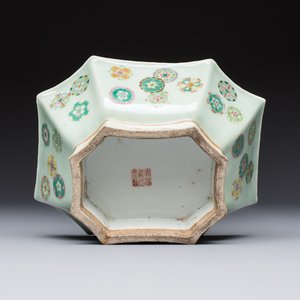 A Chinese octagonal famille rose celadon-ground 'Brocade Balls' offering bowl on a wooden stand, Daoguang mark, 19th C. — photo 7