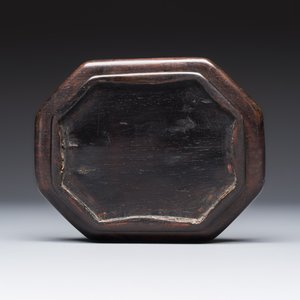 A Chinese octagonal famille rose celadon-ground 'Brocade Balls' offering bowl on a wooden stand, Daoguang mark, 19th C. — photo 8