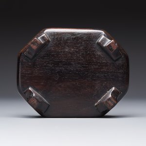 A Chinese octagonal famille rose celadon-ground 'Brocade Balls' offering bowl on a wooden stand, Daoguang mark, 19th C. — photo 9