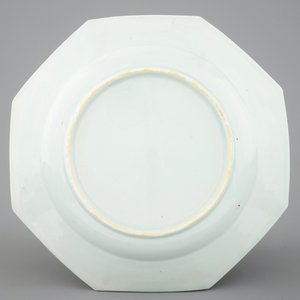 A Chinese octagonal famille rose dish with pink border, Yongzheng, 1723-1735 — photo 2