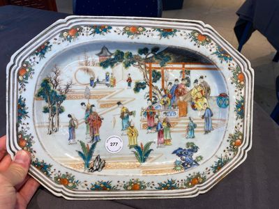 A Chinese octagonal famille rose 'mandarin subject' dish, Qianlong — 照片 1