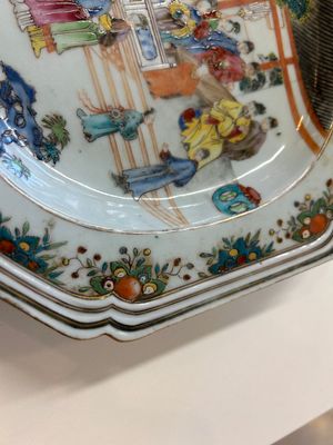 A Chinese octagonal famille rose 'mandarin subject' dish, Qianlong — 照片 16