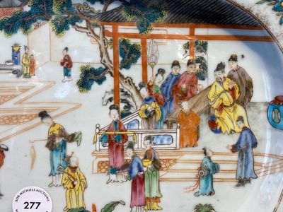 A Chinese octagonal famille rose 'mandarin subject' dish, Qianlong — 照片 2