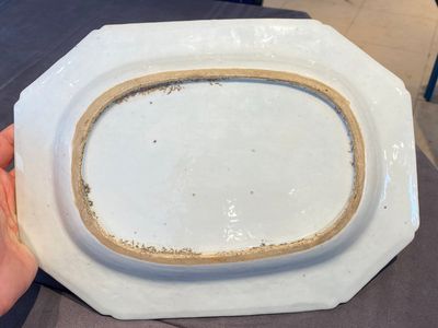 A Chinese octagonal famille rose 'mandarin subject' dish, Qianlong — 照片 5