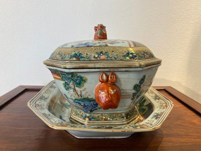A Chinese octagonal famille rose 'mandarin subject' tureen and cover on stand, Qianlong — 照片 2