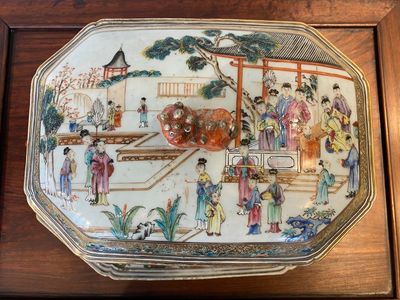 A Chinese octagonal famille rose 'mandarin subject' tureen and cover on stand, Qianlong — 照片 5