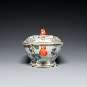 A Chinese octagonal famille rose 'mandarin subject' tureen and cover on stand, Qianlong — 照片 7