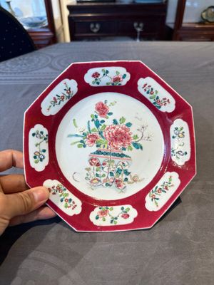 A Chinese octagonal famille rose ruby border plate with a flower basket, Yongzheng — photo 1