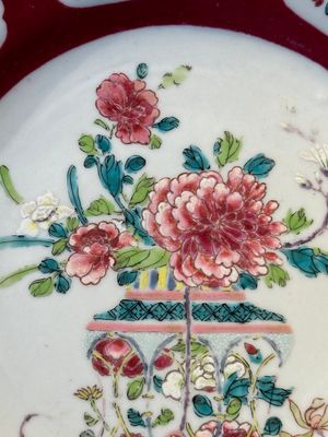 A Chinese octagonal famille rose ruby border plate with a flower basket, Yongzheng — photo 2