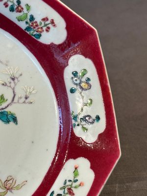 A Chinese octagonal famille rose ruby border plate with a flower basket, Yongzheng — photo 4