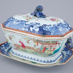 A Chinese octagonal famille rose tureen on stand, Qianlong, 1st half 18th C. — photo 1