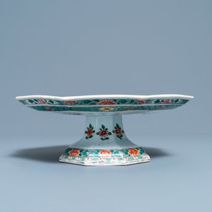 A Chinese octagonal famille verte tazza, Kangxi — photo 4