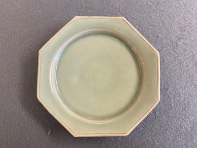 A Chinese octagonal Longquan celadon plate, probably Ming — 照片 1