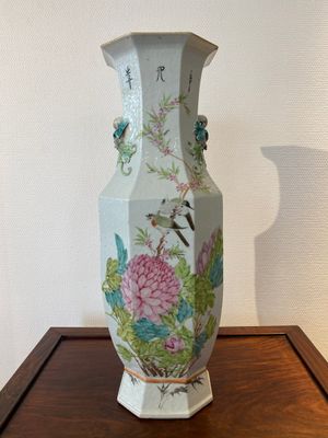 A Chinese octagonal qianjiang cai vase, signed Wang Baowen 汪保文, dated 1899 — 照片 1