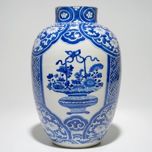 A Chinese olive-shaped blue and white vase, Kangxi — 照片 3