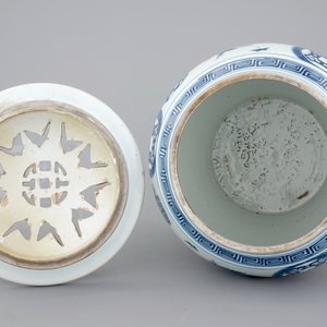 A Chinese open-worked blue and white garden seat with loose top, 19th C. — photo 5