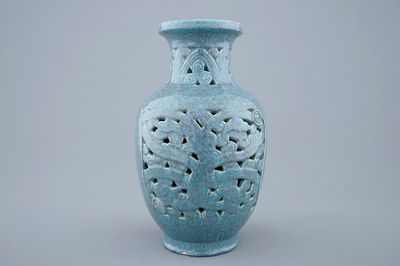A Chinese open-worked robin’s egg vase, 19/20th C.