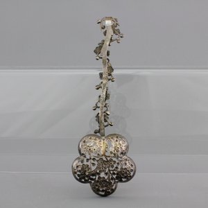A Chinese open-worked silver spoon, marked, 19th C. — foto 2