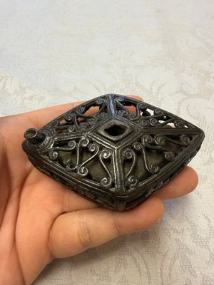 A Chinese openworked double-walled lozenge-shaped bronze water dropper, Ming — 照片 1