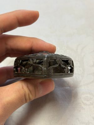 A Chinese openworked double-walled lozenge-shaped bronze water dropper, Ming — 照片 5