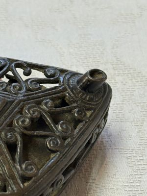 A Chinese openworked double-walled lozenge-shaped bronze water dropper, Ming — 照片 6