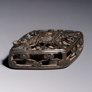 A Chinese openworked double-walled lozenge-shaped bronze water dropper, Ming — 照片 1